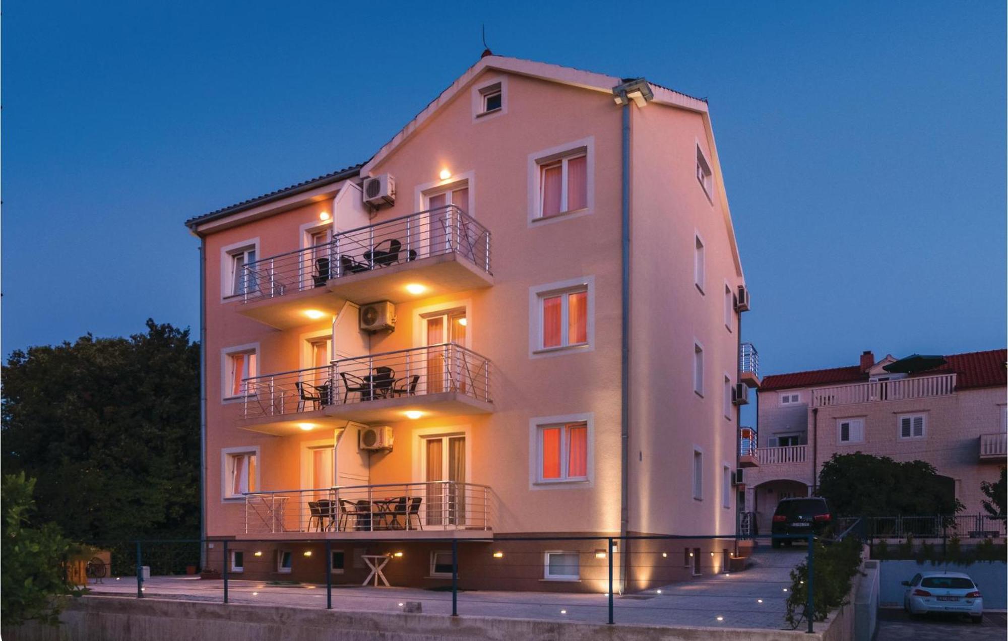 Cozy Apartment In Supetar With Kitchen Luaran gambar