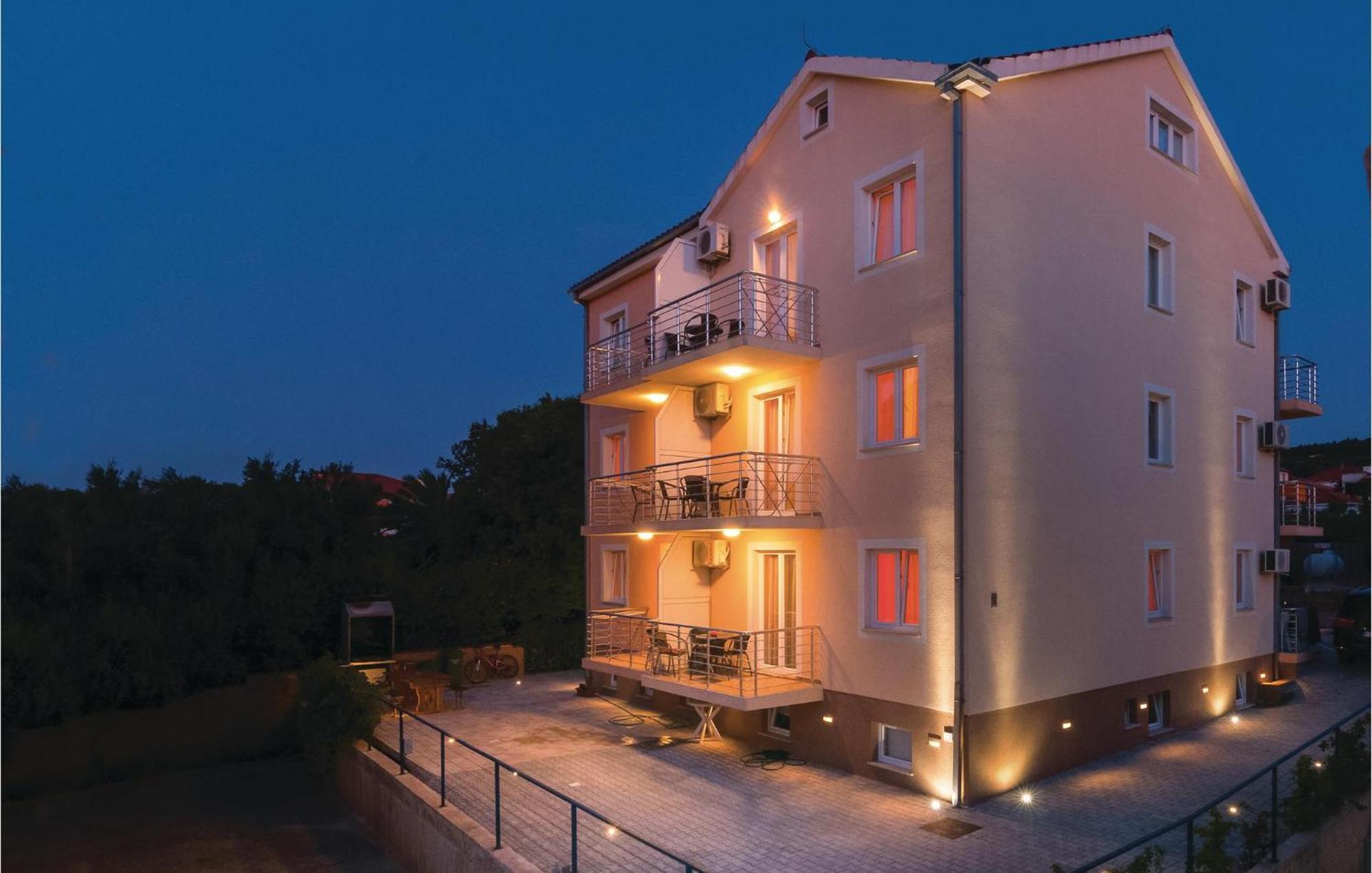 Cozy Apartment In Supetar With Kitchen Luaran gambar