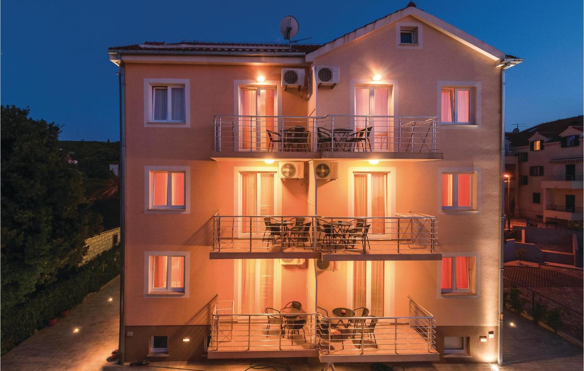 Cozy Apartment In Supetar With Kitchen Luaran gambar